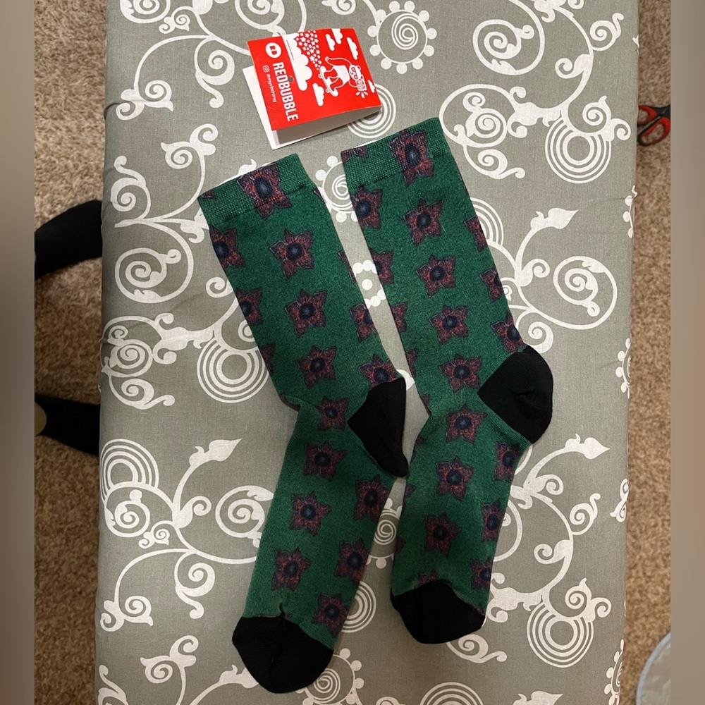Stranger things socks green women’s demogorgon NWT - read